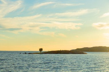 Baltık Denizi 'nin manzaralı gündoğumu manzarası, eko-turizm kavramı, seyahat. Temiz sular, doğal kıyı şeridi ve Finlandiya doğası ile sürdürülebilir seyahat uyumu, deniz ortamı