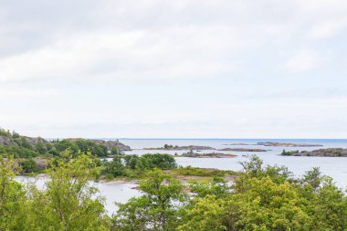 Baltık Denizi manzarası, eko-turizm konsepti, seyahat. Temiz sular, doğal kıyı şeridi ve Finlandiya doğası ile sürdürülebilir seyahat uyumu, deniz ortamı