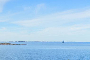 Baltık Denizi manzarası, eko-turizm konsepti, seyahat. Temiz sular, doğal kıyı şeridi ve Finlandiya doğası ile sürdürülebilir seyahat uyumu, deniz ortamı
