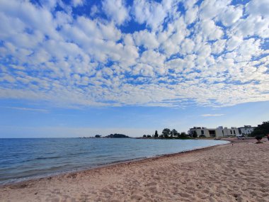 Baltık Denizi manzarası, eko-turizm konsepti, seyahat. Temiz sular, doğal kıyı şeridi ve Finlandiya doğası ile sürdürülebilir seyahat uyumu, deniz ortamı