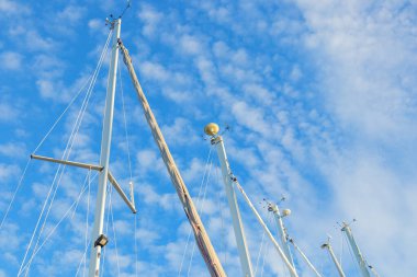 Rüzgar göstergesi gökyüzüne karşı yelkenli direğine monte edildi. Yelken teçhizatı rüzgar yönünü ve hızını gösteriyor. Navigasyon, yat yarışı ve seyir için gerekli teçhizat