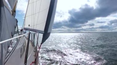 Genoa ve Baltık Denizi 'ndeki yat yarışı sırasında hafif rüzgarda yelken açan lüks bir yat. Zarif yat yaşam tarzı, spor ve yaz tatili.