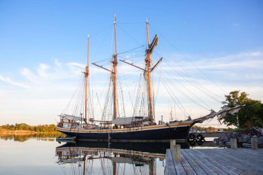 Finlandiya, Borsto - 17 Temmuz 2025: Svanhild 'in Finlandiya, Baltık Denizi' ndeki bir rıhtımda demirlediği eski ahşap tekne. Kırsal deniz manzarası, geleneksel zanaat, huzurlu liman, kuzey kıyı kültürüyle bağlantı