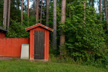 Finlandiya ormanlarında halka açık çevre dostu ahşap WC, doğanın sürdürülebilirliği ve korunması, sorumlu turizm ve temiz çevrenin desteklenmesi için tasarlanmıştır.