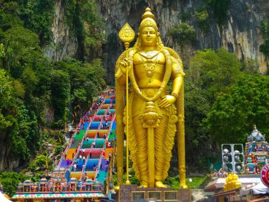 Lord Murugan 'ın Kuala Lumpur, Malezya' daki Batu Mağaraları 'ndaki altın heykeli. Heykel büyük bir dönüm noktası ve binlerce ziyaretçinin katıldığı dini bir yer..