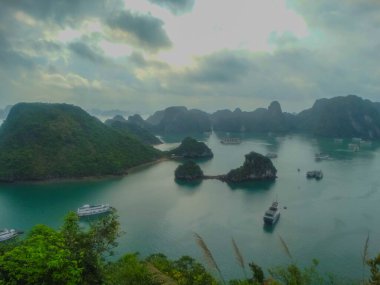 Tonkin Körfezi 'ndeki ikonik kireçtaşı karstleri ve zümrüt sularının yer aldığı Halong Körfezi, Vietnam' a nefes kesici bir bakış açısı..
