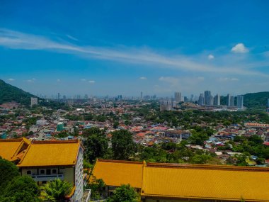 Malezya 'daki Kek Lok Si Tapınağı' ndan George Town, Penang manzaralı bir manzara. Panoramik çekim bu tarihi tapınaktan şehre çarpıcı bir bakış açısı sunuyor..