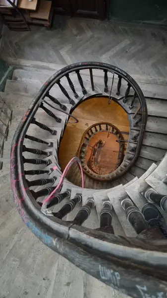 Eski ahşap merdiven Lviv Ukrayna