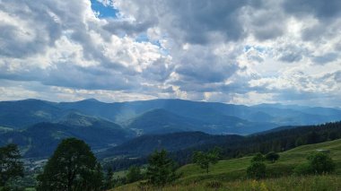 Dağları ve bulutları olan güzel bir manzara