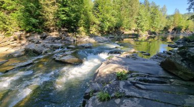 Şelalesi olan güzel bir nehir