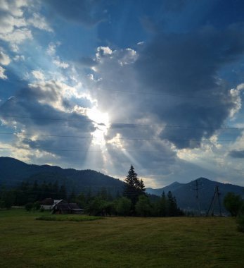 Bulutlu bir günde bir dağın dikey çekimi