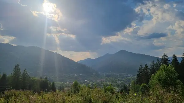 Dağlarda sıradağları olan güzel bir manzara.