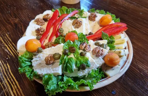 Peynirli ve sebzeli salata