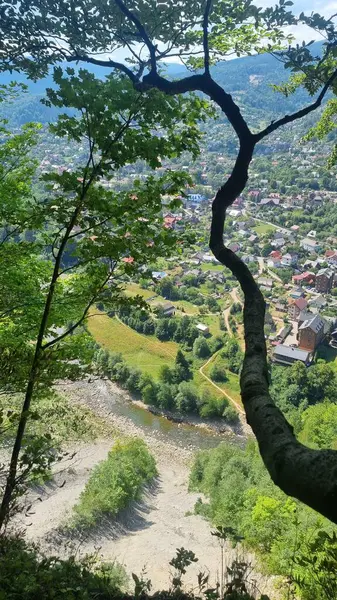 Dağdaki kayalardan şehrin güzel manzarası