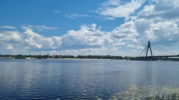 Nehirdeki köprü, Hollanda şehri.