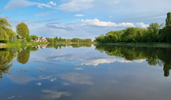 Arka planda nehir ve göl olan güzel bir manzara.