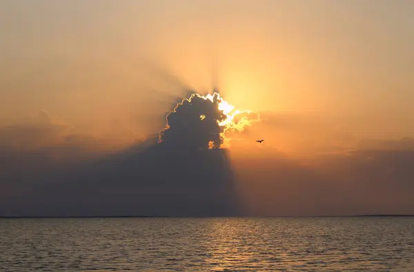 Güneş bulutların arasında parlıyor.