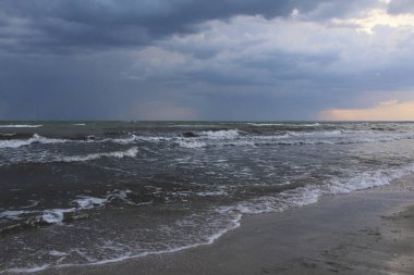 Sahildeki deniz dalgaları, fırtına