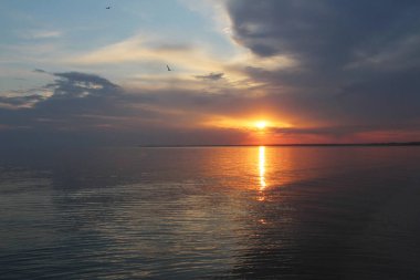 Denizde güzel gün batımı