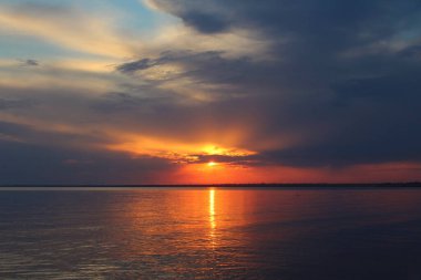 Denizde dramatik gün batımı