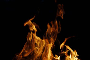 Siyah arka planda yangın alevleri. Soyut yanan ateş arkaplanı