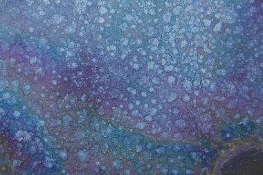 Gökkuşağı çizgili metal