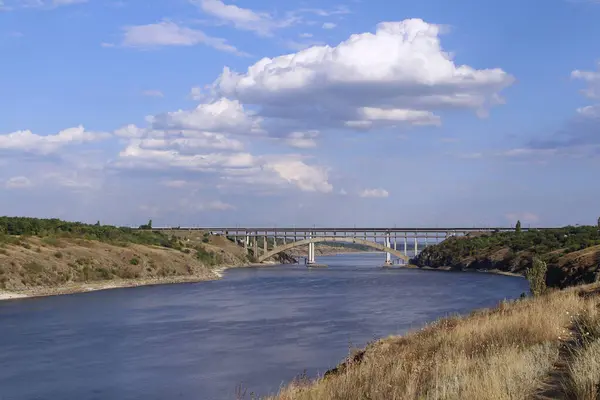 Nehrin ortasındaki köprü