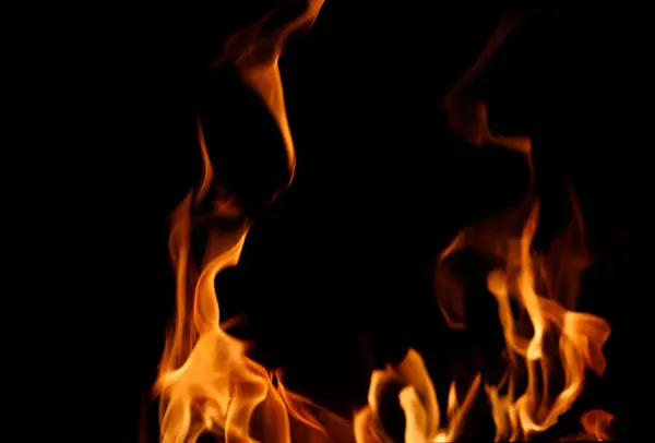 Yangın alevleri siyah arkaplanda izole edildi.