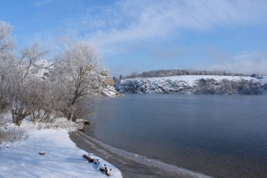 nehirde kış manzara