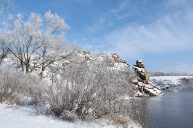 Kışın akan nehir.