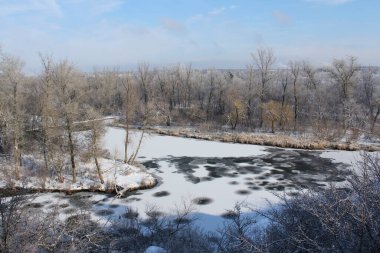 Kışın akan nehir.