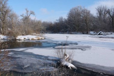 Buz ve karla kaplı kış nehri