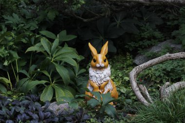 Süslü bitkiler ve bahçe dekoru tavşanı