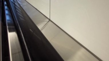 Paslanmaz çelik korkulukların detaylı incelemesi pürüzsüz yüzeyini ve modern tasarımını vurguluyor. Bu yapı, çağdaş ortama uyum sağlarken güvenliği artırır.
