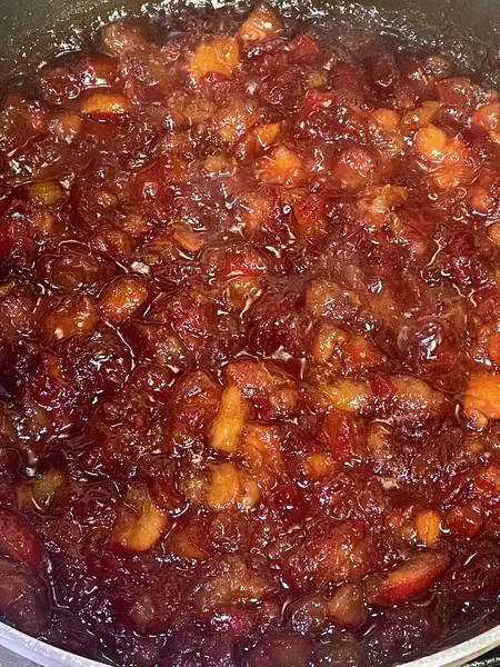 Meyvelerin canlı bir karışımı metal bir tencerede yavaşça pişirir ve tatlı aromalar bırakır. Zengin renkler hoş bir ev yapımı reçel öneriyor. Parlak bir dokusu var. Yayılmak için mükemmel..