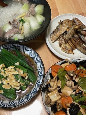 Sıcak bir akşam yemeği sergilenirken şehriyeli ve etli sıcak bir çorba, yanında canlı sebze yemekleri ve mükemmel ızgara balık, aile toplantısı ya da doyurucu bir yemek için ideal..