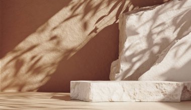 Sergiler için bir ürün podyumu oluşturan beyaz taş levhalar