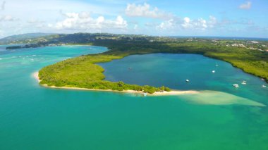  Beyaz kum plajı ve turkuaz deniz suyu olan tropikal adanın havadan görünüşü