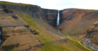 İzlanda 'nın doğal dağları.