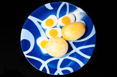 Mavi tabakta jelibon ve patates