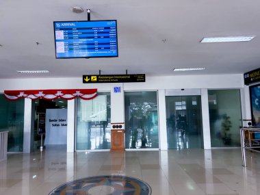 Aceh, Endonezya - 20 Aralık 2024: Uluslararası uçuş bilgi panosu Sultan Iskandar Muda Uluslararası Havalimanı yolcu varış kapısında.
