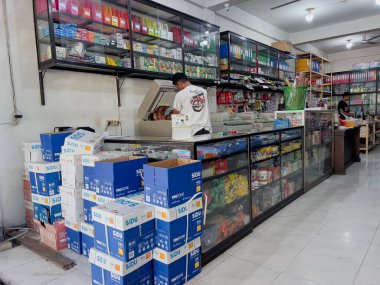 Aceh, Endonezya - 9 Ekim 2024: Çeşitli ofis malzemelerinin olduğu bir fotokopi dükkanının içi
