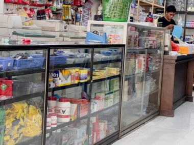 Aceh, Endonezya - 9 Ekim 2024: Ofis malzemeleri Aceh 'te bir fotokopi dükkanında düzgünce düzenlendi