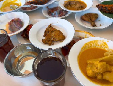 Basit Padang pilavı Padang mutfağından, basit bir Padang restoranında beyaz tabakta servis edilen çeşitli mezelerle servis edilen çeşitli yemeklerden oluşur..