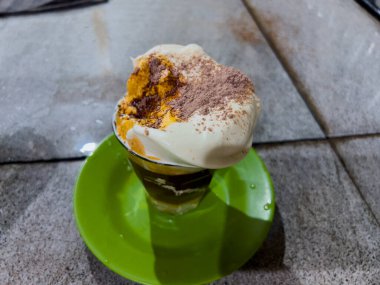 Boh anok weng ya da çırpılmış yumurta pineung nyen, Aceh 'in mutfağında bulunan geleneksel bir içkisidir.