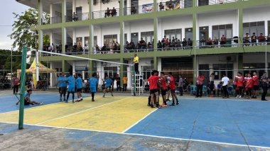 Aceh, Endonezya - 27 Haziran 2024: Üniversite molasında voleybol oynayan öğrenciler tatil etkinliğini canlandırmak için.
