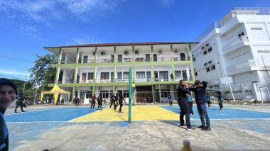 Aceh, Endonezya - 27 Haziran 2024: Üniversite molasında voleybol oynayan öğrenciler tatil etkinliğini canlandırmak için.