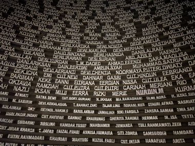 Aceh, Endonezya - 28 Şubat 2024: 2004 Aceh tsunami felaketinin kurbanlarının adları Tsunami kurbanlarına adanmış tarihi odada Aceh Tsunami Müzesi 'nde bulunabilir..
