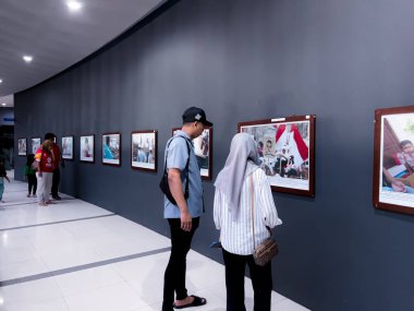 Aceh, Endonezya - Juni 22, 2024: Bir turist, Aceh Tsunami Müzesi 'nin koridorunda yürüyor.