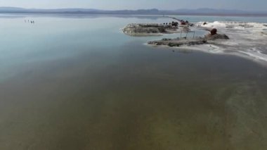 Salt Lake 'in güzel manzarası. Büyük bir ayna gibi alçak berrak bir su..